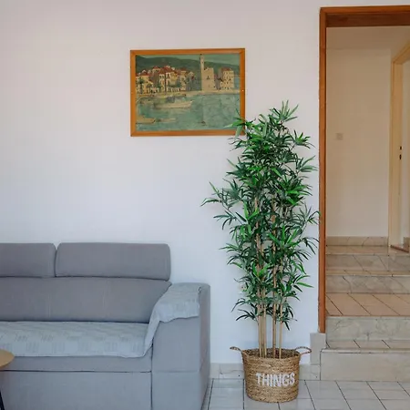 Large And Charming Near With Big & Sunny Terrace