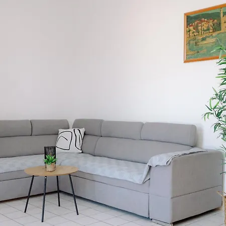 Lejlighed Large And Charming Near With Big & Sunny Terrace Sumartin