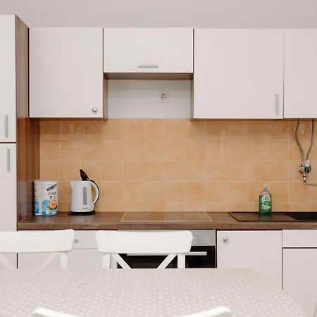 Lejlighed Large And Charming Near With Big & Sunny Terrace Sumartin