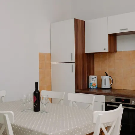 Apartmán Large And Charming Near With Big & Sunny Terrace