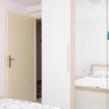 Large And Charming Near With Big & Sunny Terrace Apartmán