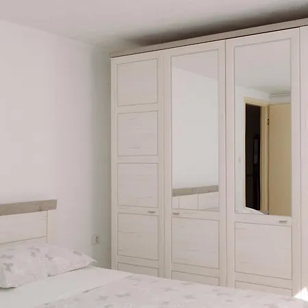 Large And Charming Near With Big & Sunny Terrace Sumartin