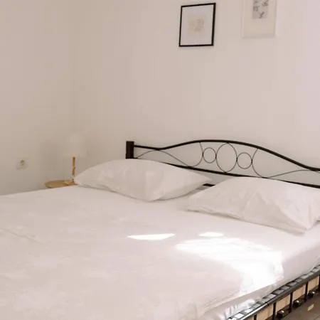Large And Charming Near With Big & Sunny Terrace Sumartin
