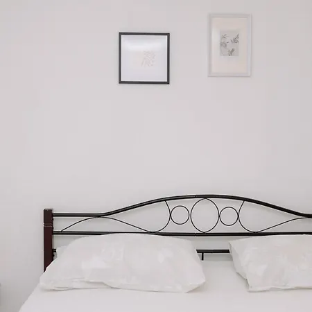 Apartmán Large And Charming Near With Big & Sunny Terrace
