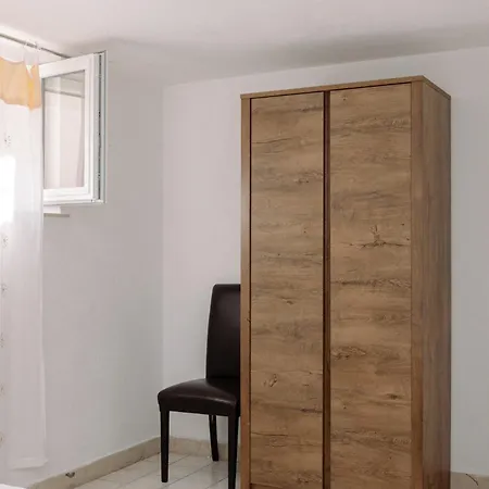 Large And Charming Near With Big & Sunny Terrace *