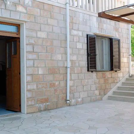 Apartmán Large And Charming Near With Big & Sunny Terrace