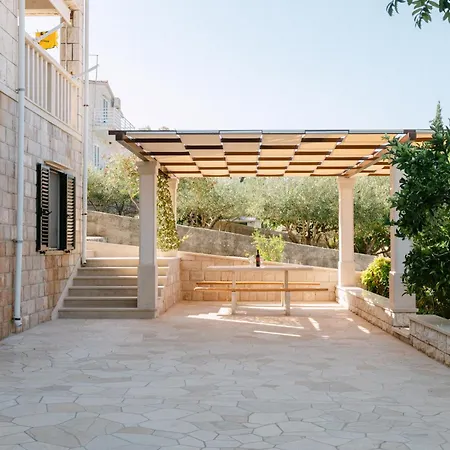 Large And Charming Near With Big & Sunny Terrace Sumartin