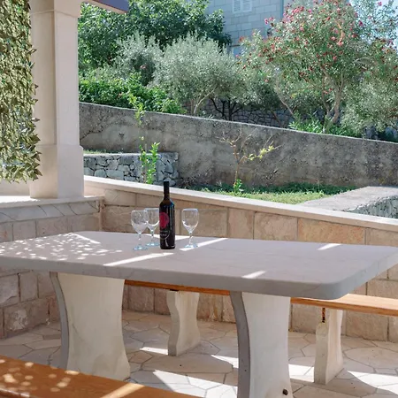 Apartmán Large And Charming Near With Big & Sunny Terrace *