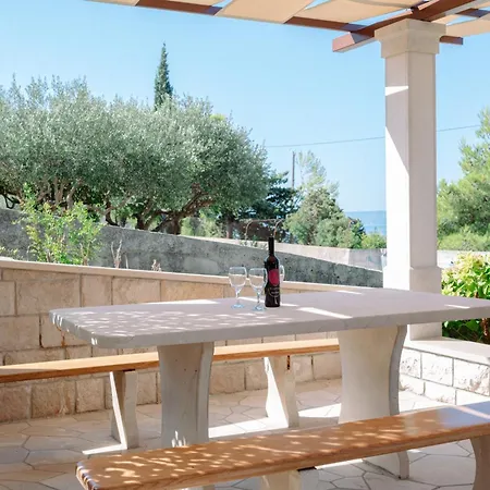 Apartmán Large And Charming Near With Big & Sunny Terrace