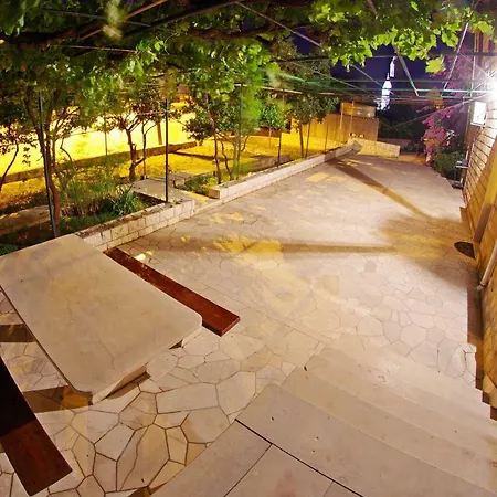 Large And Charming Near With Big & Sunny Terrace Apartmán Sumartin