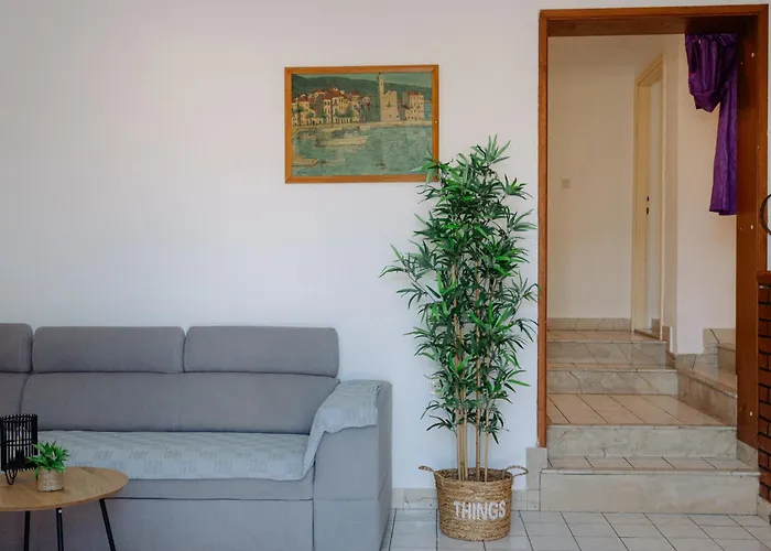 Large And Charming Near With Big & Sunny Terrace