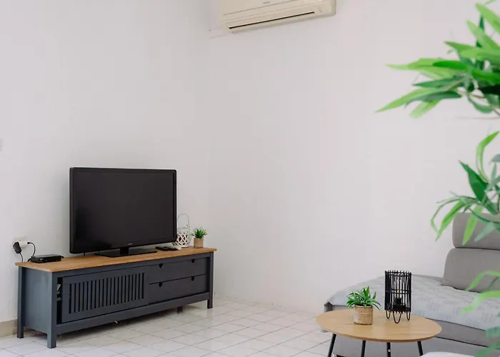 Large And Charming Near With Big & Sunny Terrace Sumartin