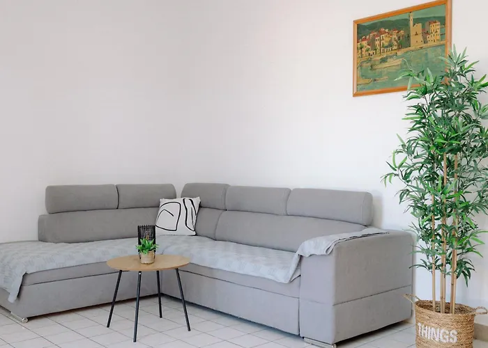 Lejlighed Large And Charming Near With Big & Sunny Terrace Sumartin