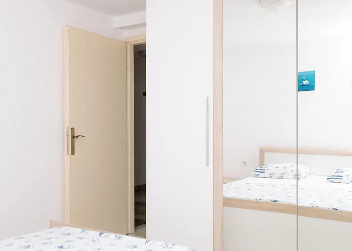 Large And Charming Near With Big & Sunny Terrace Lejlighed