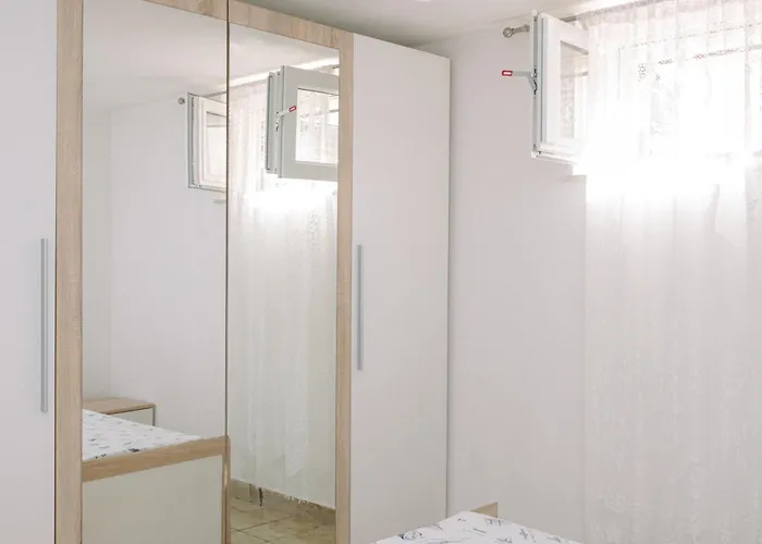 Large And Charming Near With Big & Sunny Terrace Sumartin