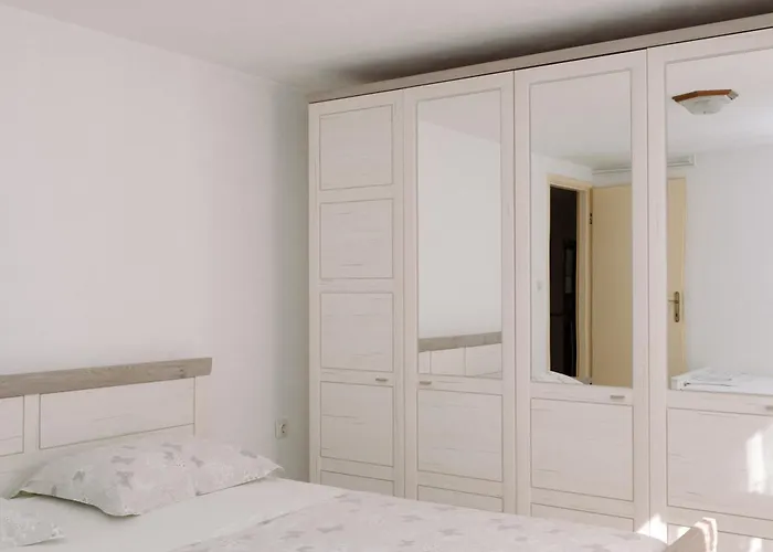 Large And Charming Near With Big & Sunny Terrace Sumartin