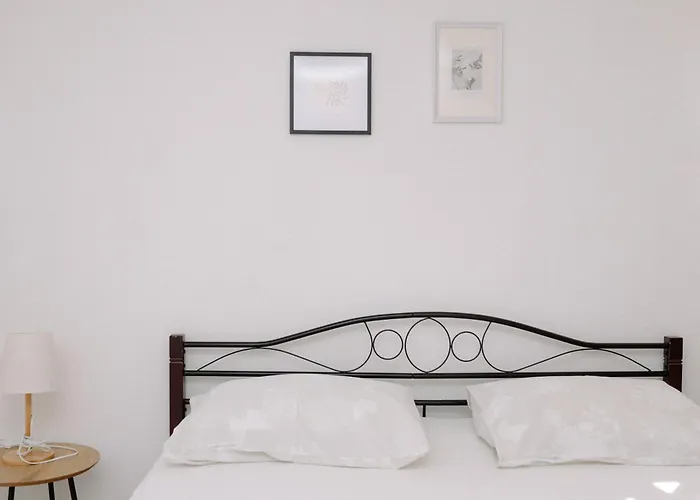 Lejlighed Large And Charming Near With Big & Sunny Terrace