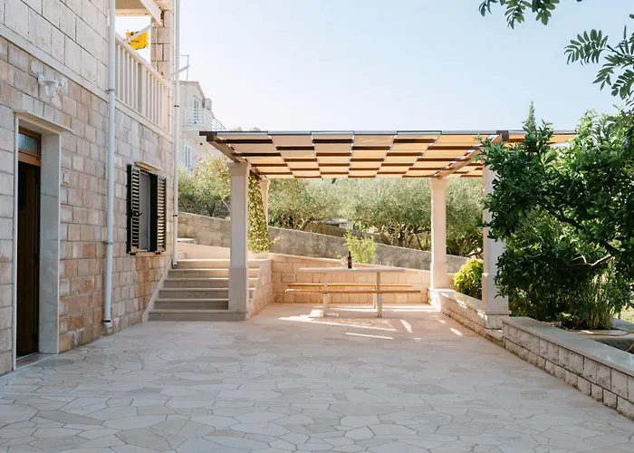 Large And Charming Near With Big & Sunny Terrace Sumartin